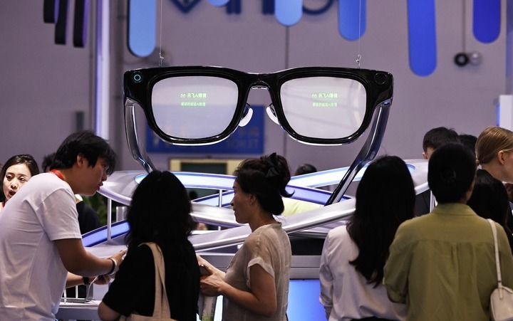 2026年4月14日，观众在第六届消博会科技消费展区科大讯飞展台咨询AI眼镜。新华社记者 高静 摄