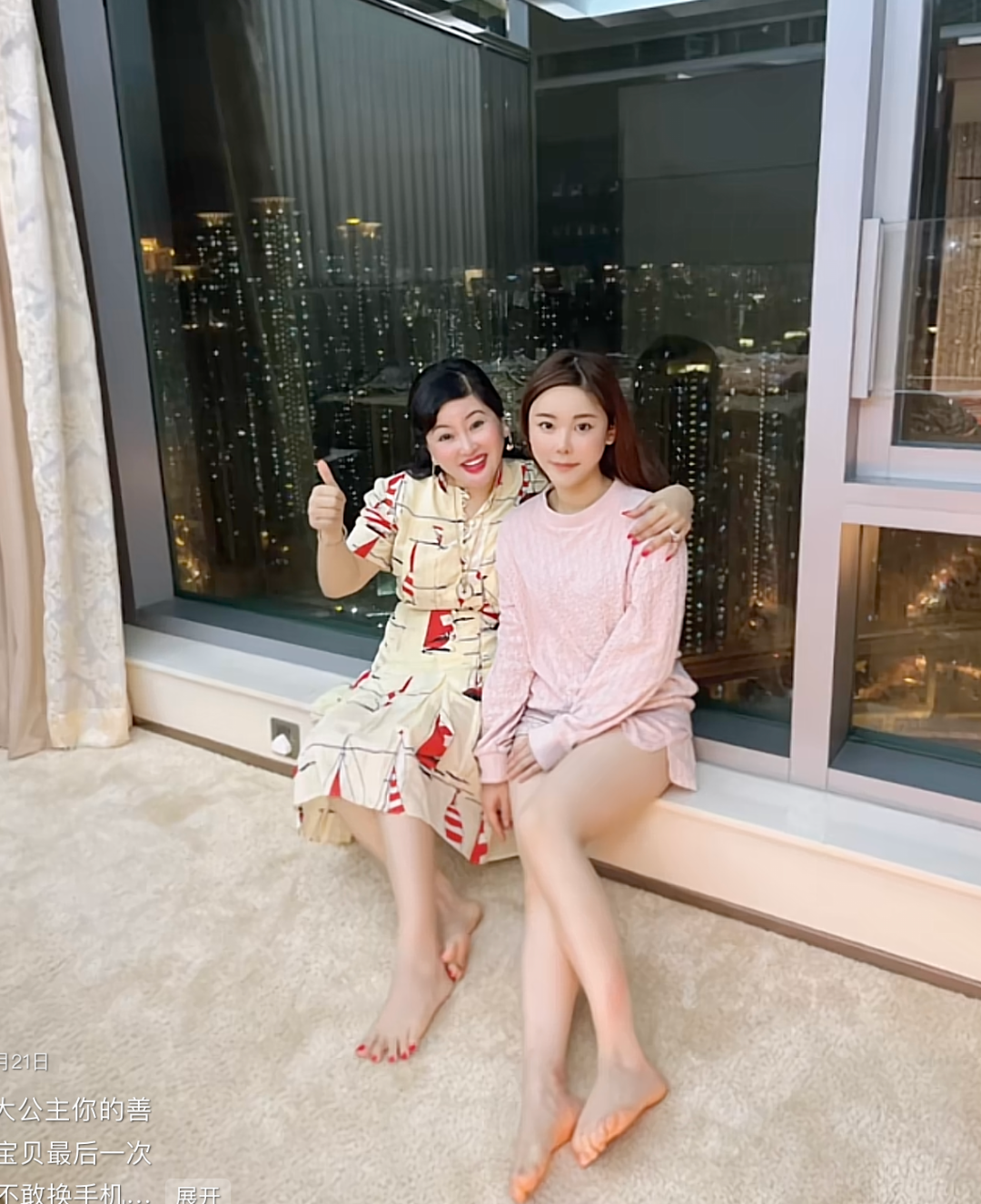 蔡天凤及母亲张燕花。女性高频次展示裸脚,是一个值得注意的信号,在抖音、tiktok等平台上具有“特定意象”,目的是吸引特定人群,达成商业回报,并不一定会有性交易,但这几乎是某种产业链约定俗成的固定展示环节。母女一起露脚,更为罕见。我们后文还会提到她们家其他家庭成员的露脚照以及相关的理论分析。