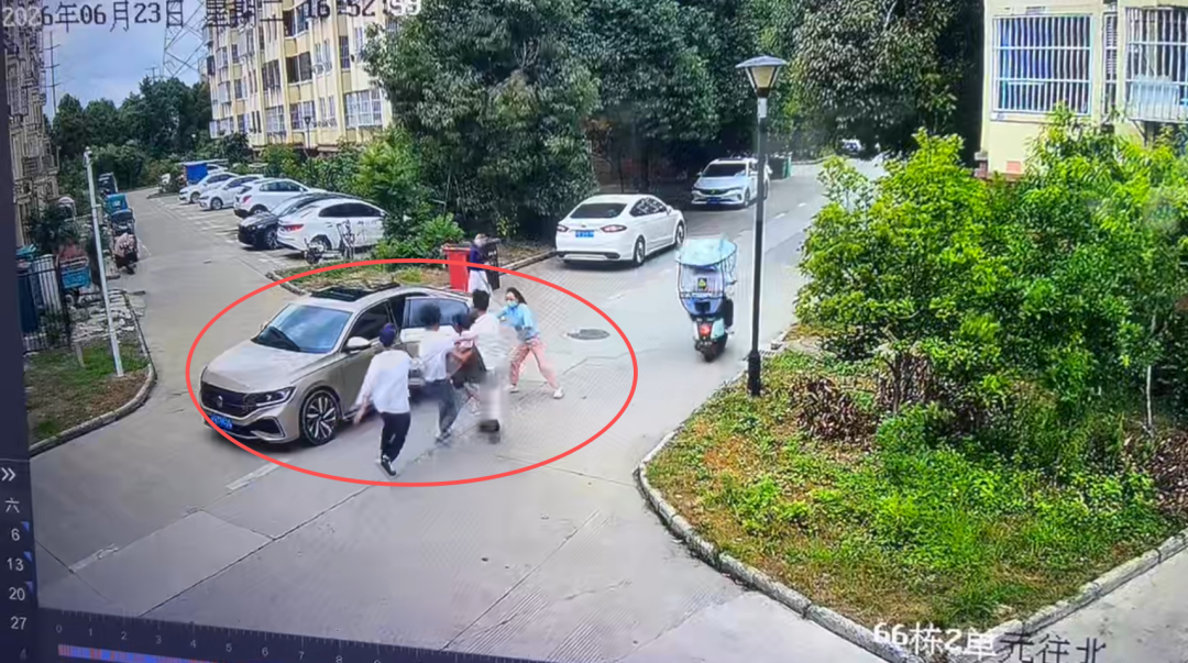 生母强行抱走女儿 图/监控视频截图