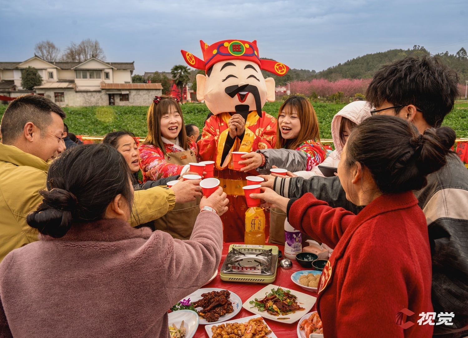 2月15日,成都彭州市桂花镇利济村,四方来客共赴一场田间团圆坝坝宴,分享乡村振兴的喜悦和新春的欢乐。