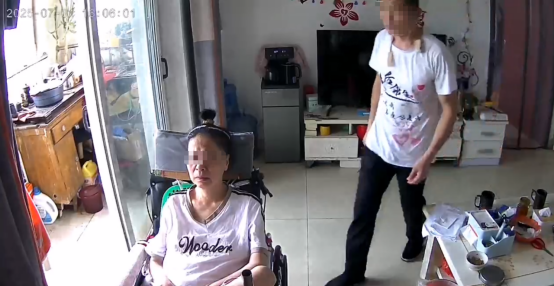 陈某照顾李小中的日常 图/视频截图