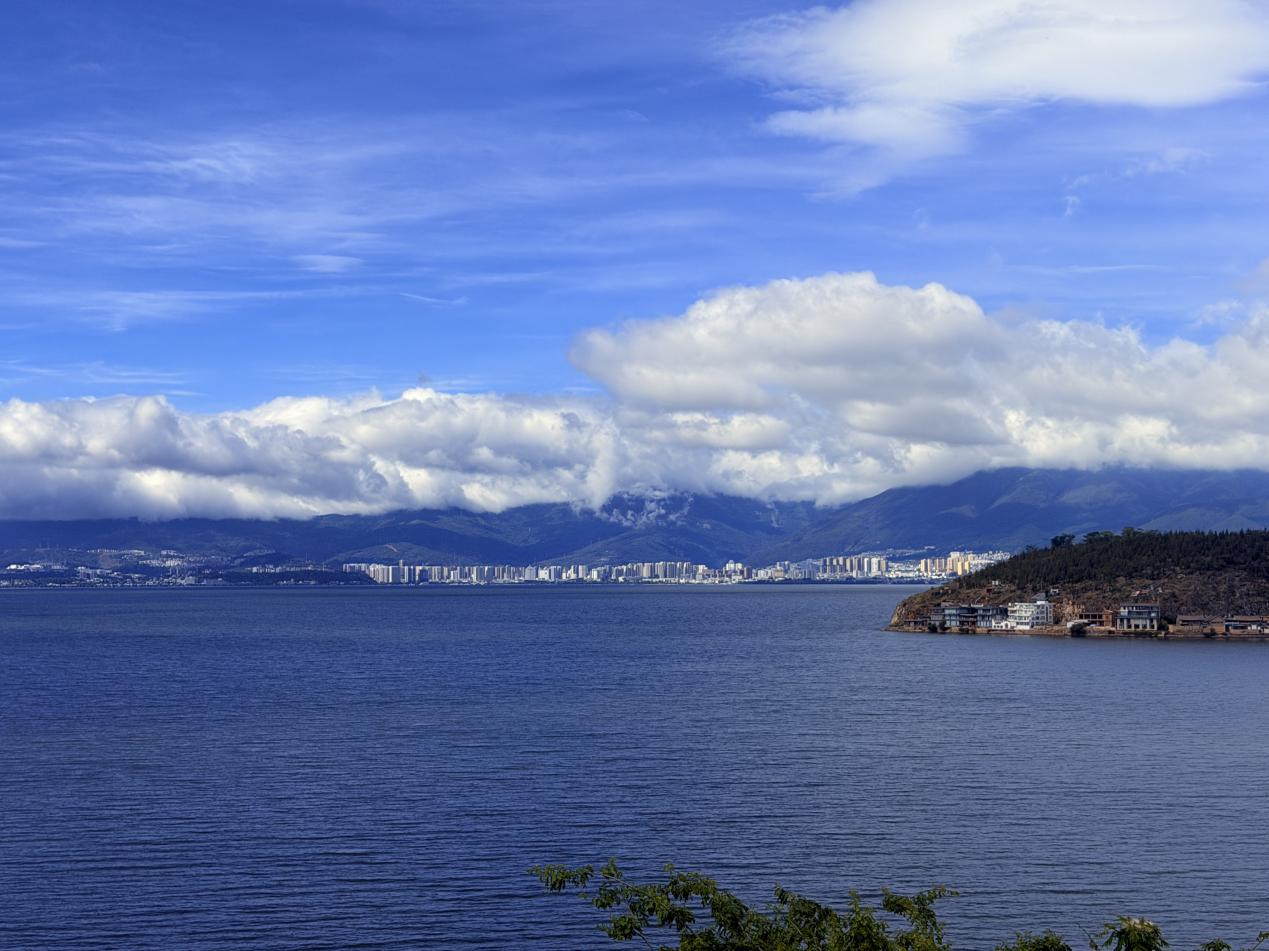 洱海与蓝天水天一色 摄影 石丽敏