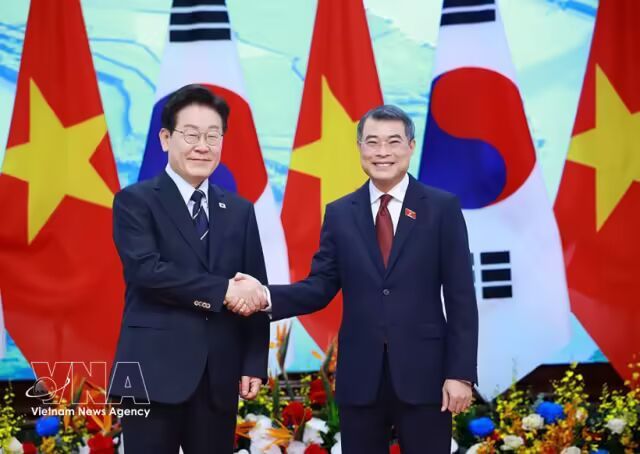 越南政府总理早晨兴（右）与韩国总统李在明（左）开yun体育网。图自越通社
