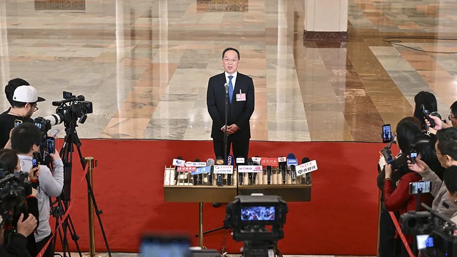 工业和信息化部部长李乐成接受媒体采访