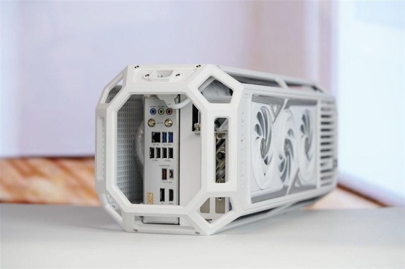 满血塞进RTX 5080与锐龙9 9950X3D!七彩虹iGame LAB Vulcan Armor火神战甲定制主机评测:地表最强ITX主机