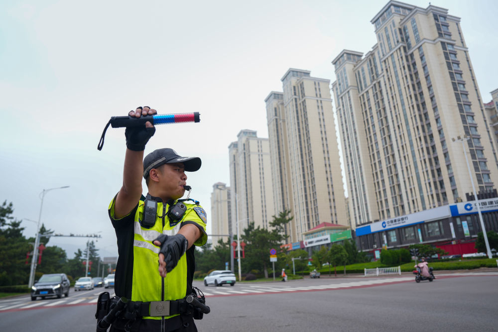 图为日照市公安局交管支队岚山区大队民警在城区主干道路口指挥交通。(受访者供图)