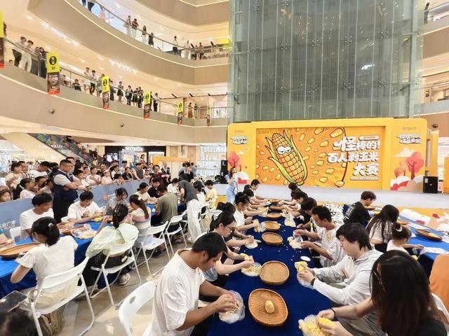 9月25日下午3时30分,佳兆业广场中庭人声鼎沸,惠州首场“百人剥玉米大赛”在此火热开赛。