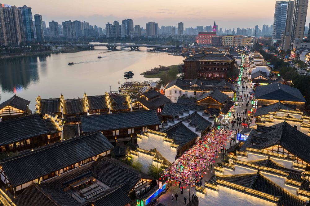 湖南常德穿紫河畔常德河街景色(2026年3月11日摄,无人机照片)。新华社记者 陈思汗 摄