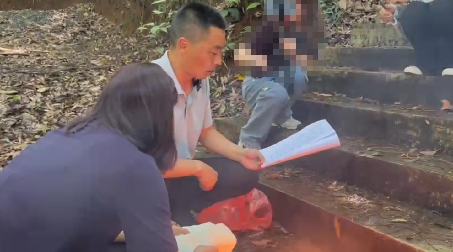 李胜夫妻在案发地祭奠女儿（图源：网络）