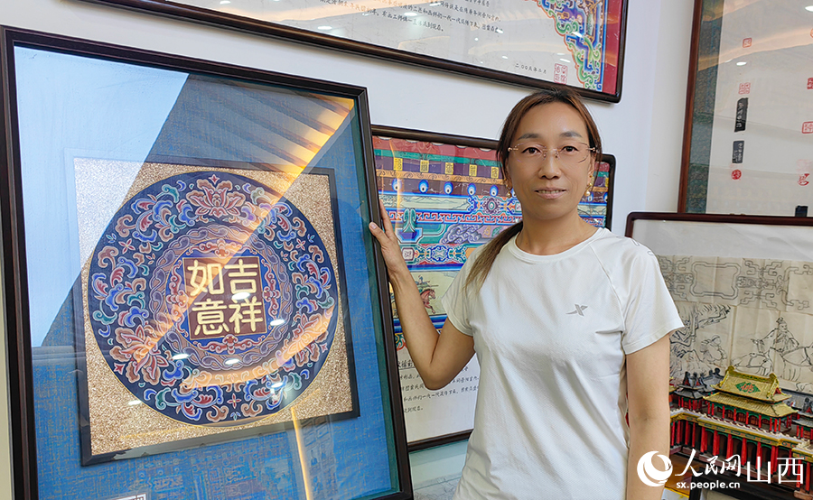 李菊青绘制的汉纹锦彩绘装饰画。人民网记者 赵芳摄
