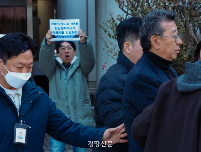 2026年2月19日，首尔中央地方法院，色动院院长金某接受羁押令审查后离开。（图源：韩国《京乡新闻》）