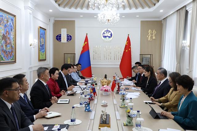 图| 2026年6月13日，外交部长王毅在乌兰巴托同蒙古国外长巴特策策格举行会谈