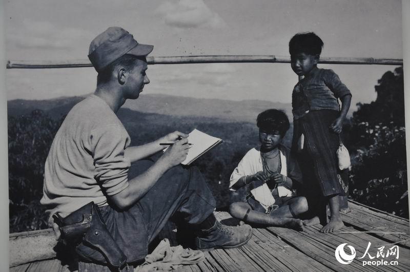 1945年1月4日，一位美国军人为缅甸当地的山民画像。