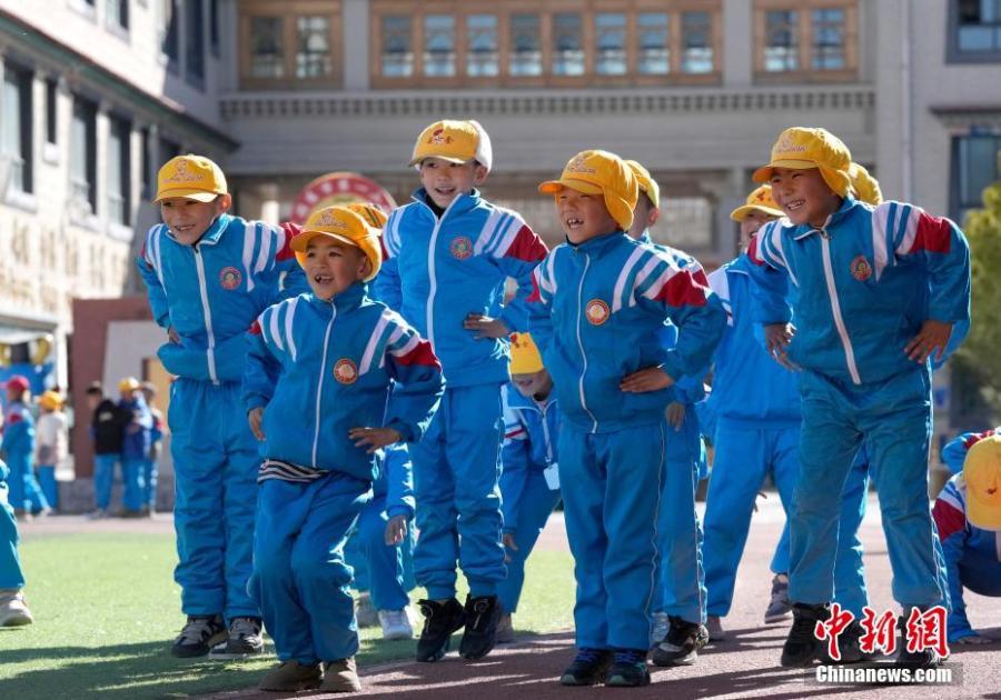 资料图:小学生正在上体育课。中新社记者 李林 摄