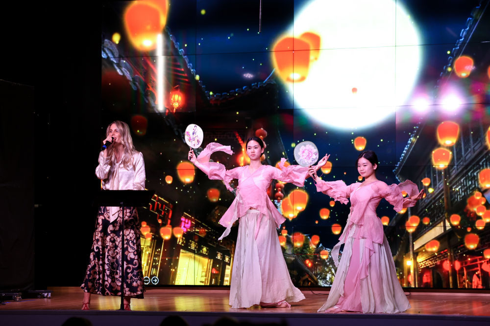 2025年10月10日，演员演唱歌曲《水调歌头&middot;明月几时有》。当日，一场别开生面的中秋主题游园会和文艺演出在意大利罗马马里蒙特国际学校举行。武术、拓印、投壶、包饺子等多个游园项目吸引了众多学生和家长参与体验。随后，在校师生与中华文化爱好者同台演出，以诗会友，共庆佳节。