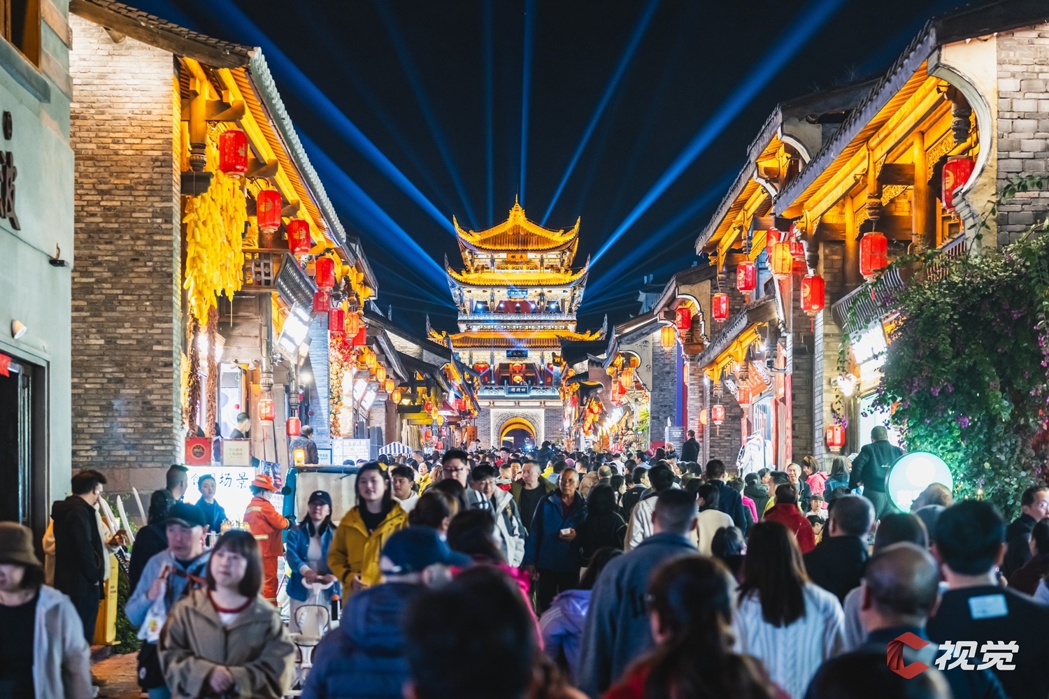 2月18日,凉山州西昌市建昌古城,来自全国各地的游客到此赏美景、品美食、拍美照、体验传统民俗。