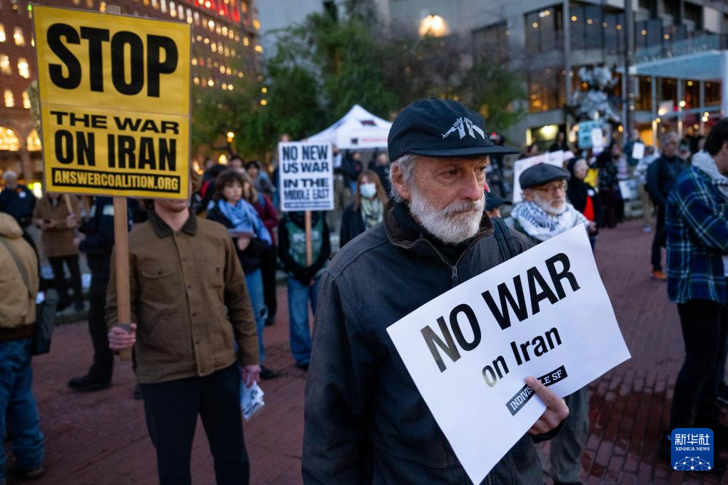 3月2日,人们在美国加利福尼亚州旧金山参加集会,抗议美国对伊朗发动军事打击。新华社发(朱子于摄)