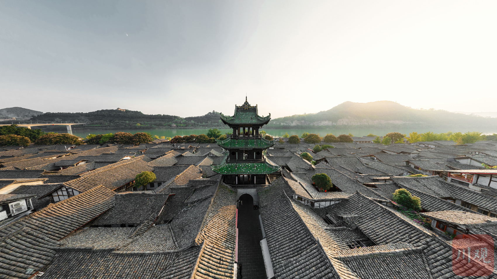 在城中远眺，华光楼与远处山水相得益彰。任冠金 摄