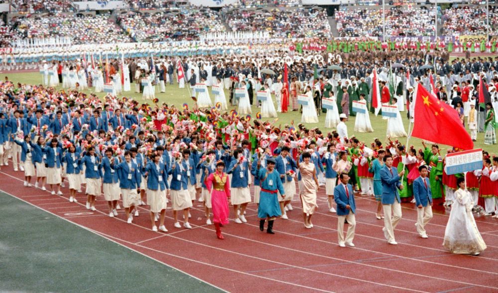 1986年9月20日,中国体育代表团在汉城亚运会开幕式上入场。新华社记者 胡越 摄