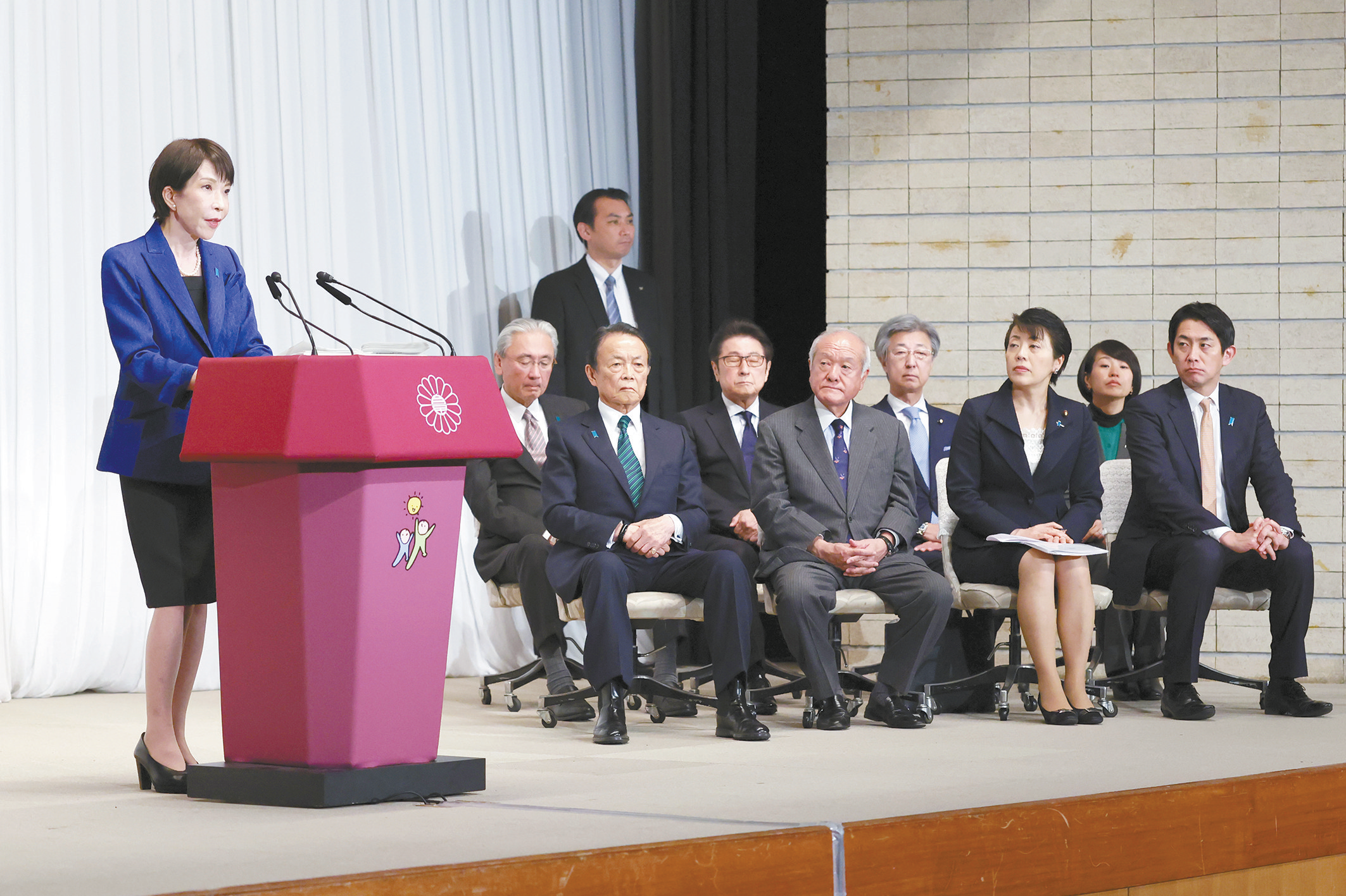 9日,日本首相高市早苗在自民党总部举行记者会。(视觉中国)