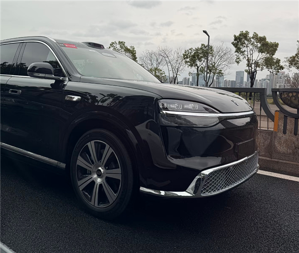 电池容量暴增 新款问界M9实车曝光:比老款硬朗太多