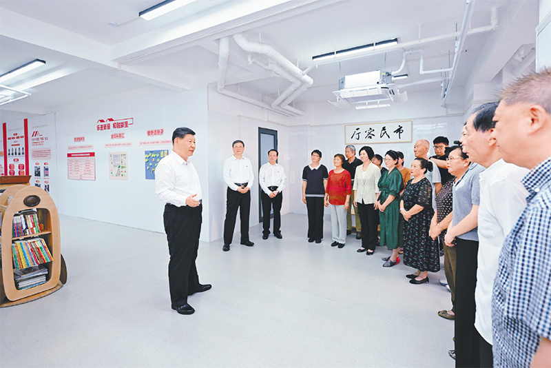 2026年7月15日,中共中央总书记、国家主席、中央军委主席习近平在上海考察。这是习近平在黄浦区半淞园路街道市民新村居民区考察时,在社区党群服务站同居民代表、街道干部、社区工作者等亲切交流。 新华社记者 谢环驰/摄