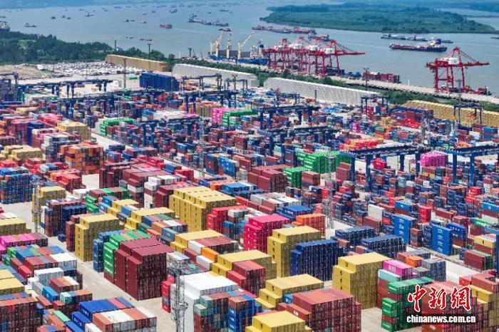 2025年7月14日,航拍长江沿线南京龙潭港进出口集装箱码头。(资料图) 中新社记者 泱波 摄