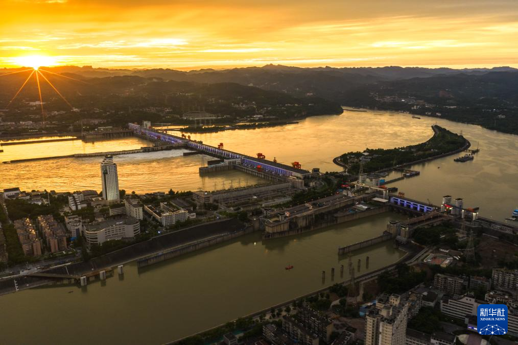 6月8日,夕阳映照在三峡水运新通道工程葛洲坝航运扩能施工现场。新华社记者 肖艺九 摄