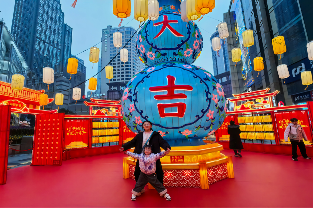 市民在紫檀大吉葫芦前打卡拍照（央广网发 张嘉玥 摄）