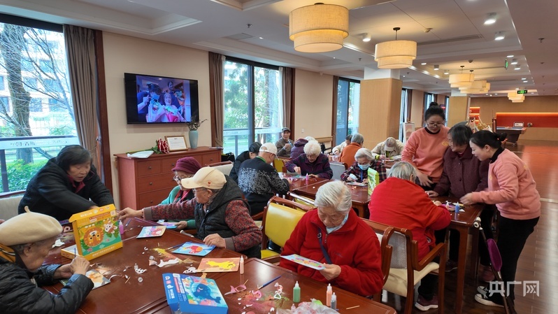 崇州青城山下的一家颐养中心内，老人们正在画画、做手工（央广网记者 昌思荣 摄）