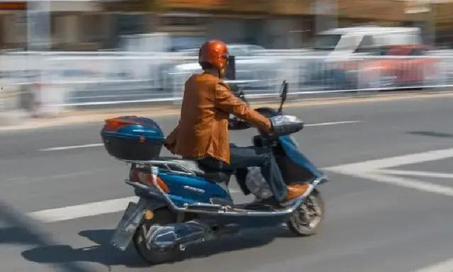 2026年买电摩，我为何首选雅迪台铃钠电板款-有驾