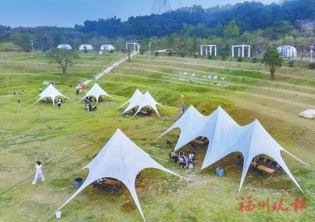 国庆假期，众多游客在柱岗顶露营地享受山野露营的乐趣。