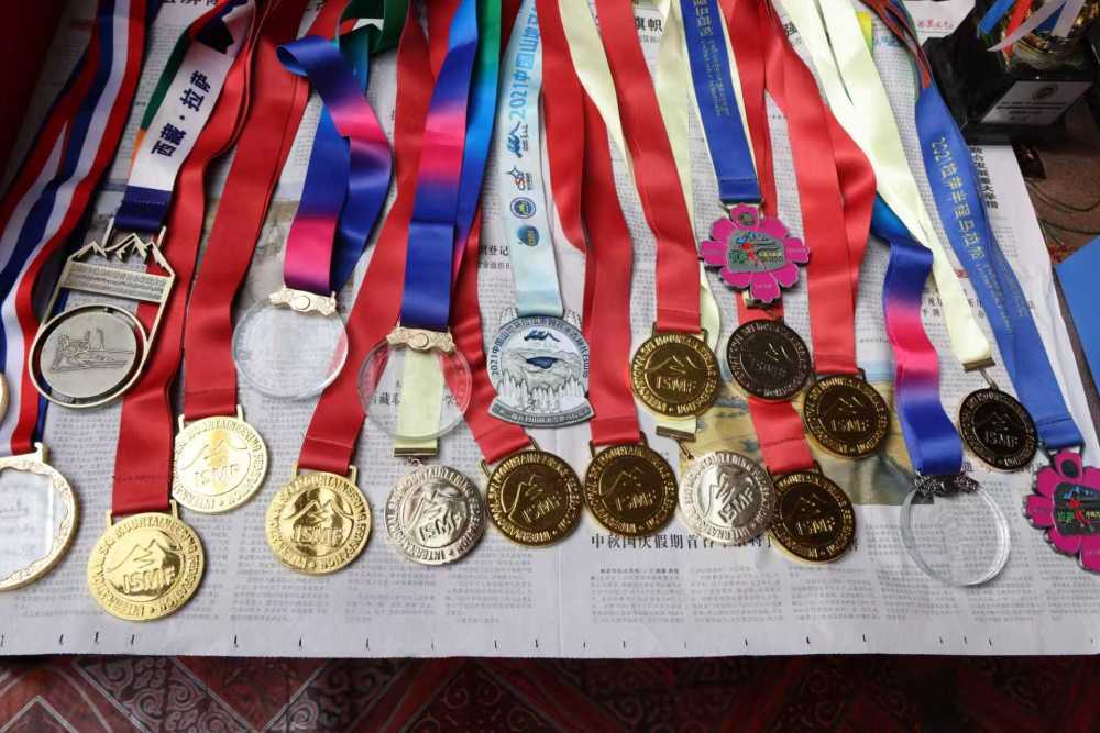 次旦玉珍家里的奖牌。普布仓决 摄