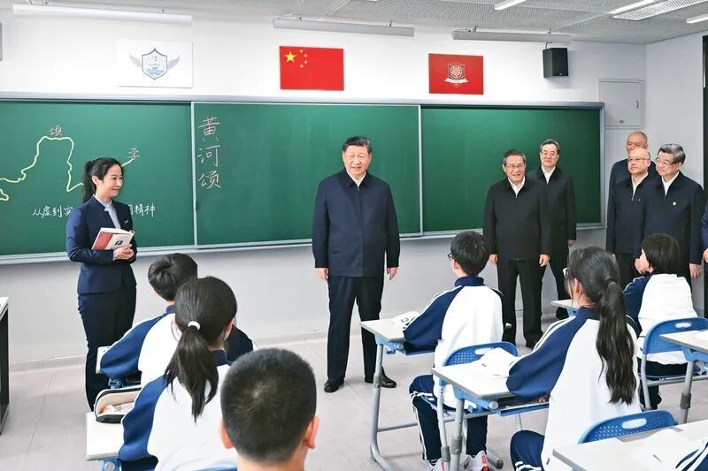2026年3月23日,中共中央总书记、国家主席、中央军委主席习近平在河北雄安新区考察,并主持召开深入推进雄安新区高质量建设和发展座谈会。这是23日上午,习近平在北京四中雄安校区考察时,走进教室同师生亲切交谈。 新华社记者 燕雁/摄