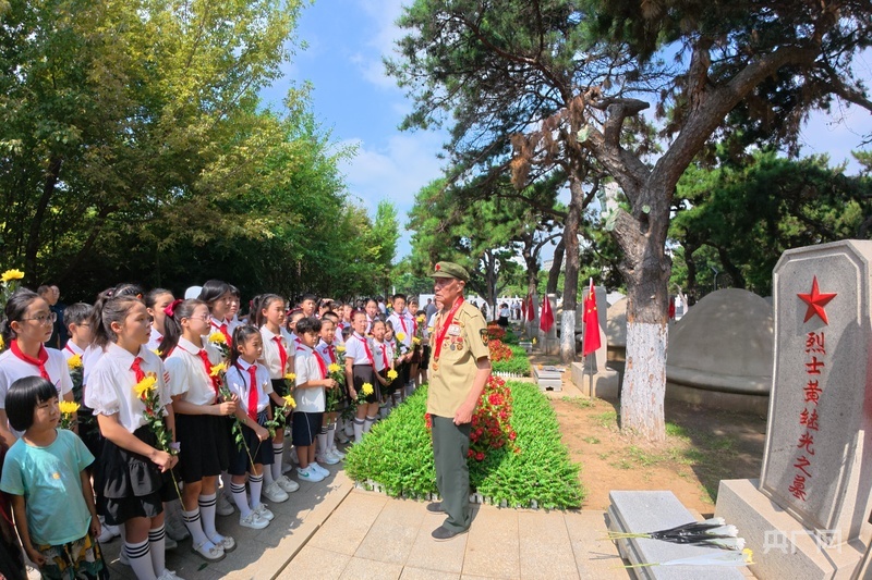 李维波在沈阳抗美援朝烈士陵园为小学生讲红色故事(央广网发 姚振锋 摄)