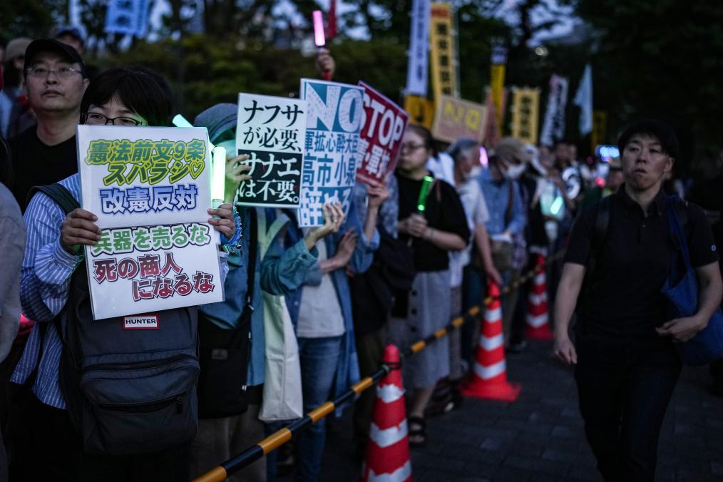 5月19日,在位于日本东京的国会议事堂前,民众手持标语参加集会,抗议高市早苗政府破坏和平宪法。新华社记者贾浩成摄