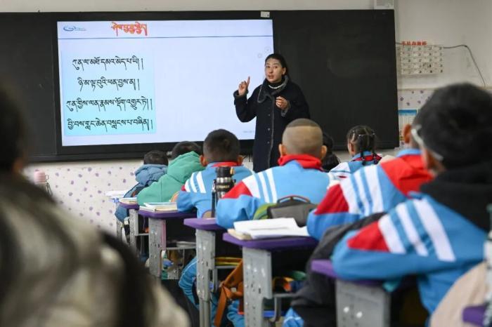 3月2日,西藏拉萨市第一小学的学生在上藏语文课。进入三月,拉萨各学校迎来2026年春季学期开学。