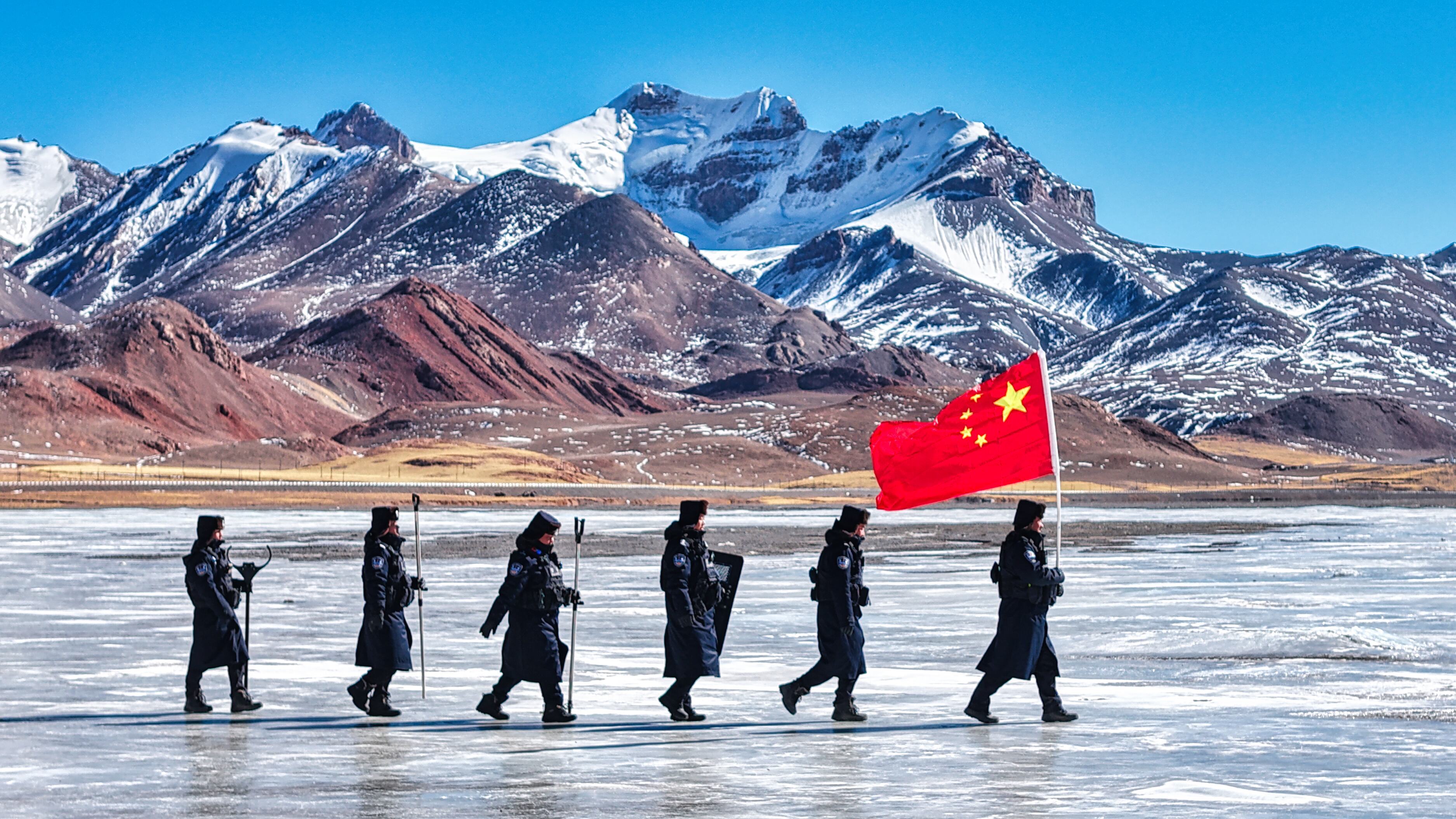 赛图拉边境派出所的民警正在219沿线的边境管理区巡逻。