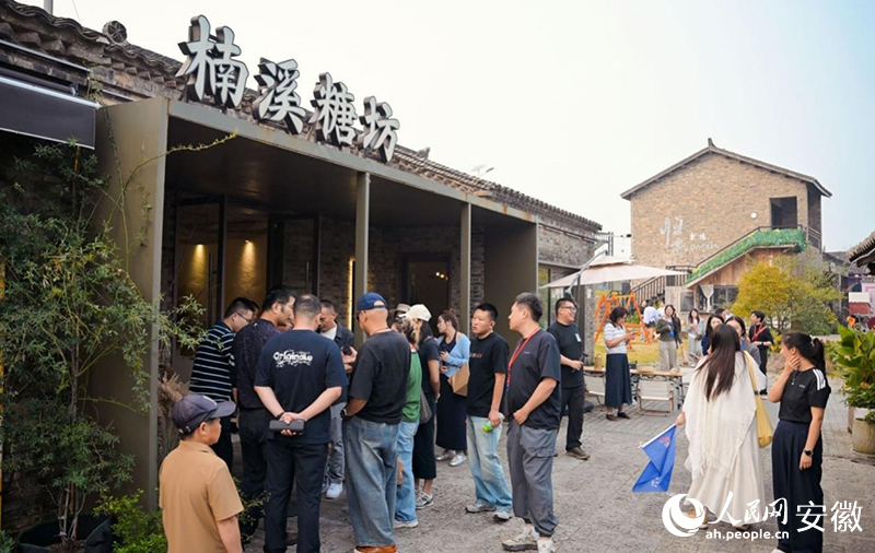 乡村里的糖水铺吸引了众多游客打卡。人民网记者 周坤摄