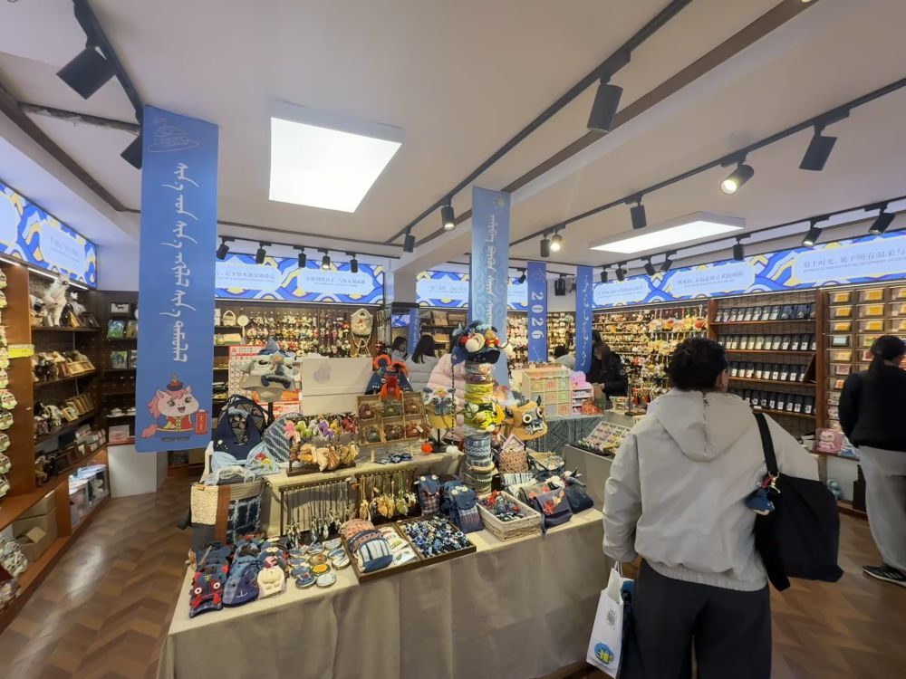 2月2日,游客在文创店内挑选商品。新华社记者王雪冰 摄