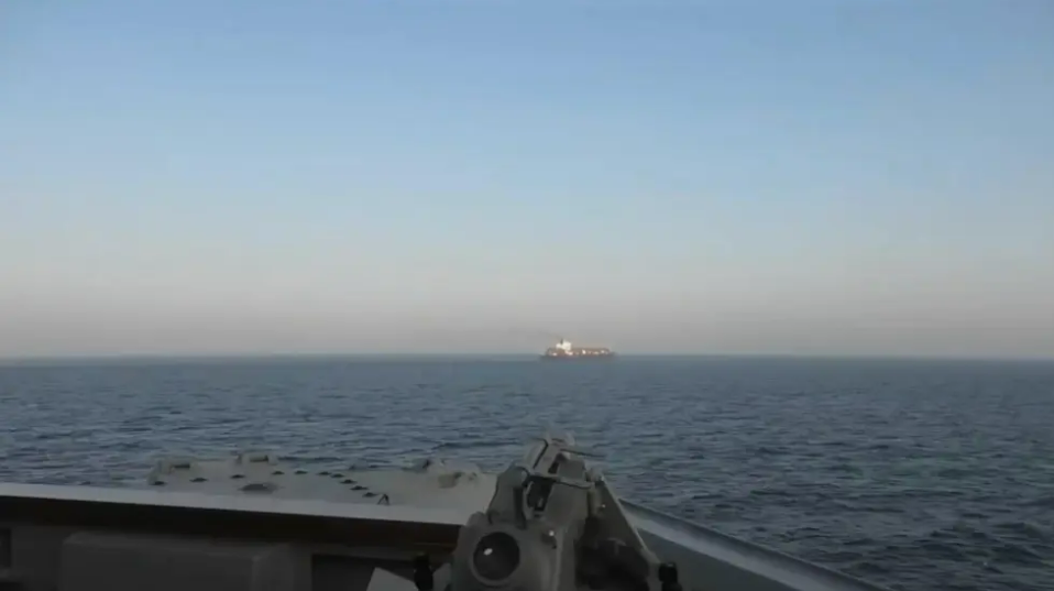 ▲美国海军向伊朗货船开火。（图源：美联社）