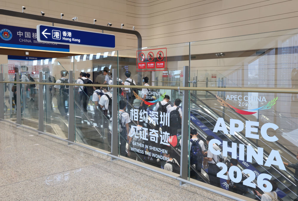 10月12日，跨境学生从皇岗口岸出境前往香港。新华社记者 梁旭 摄