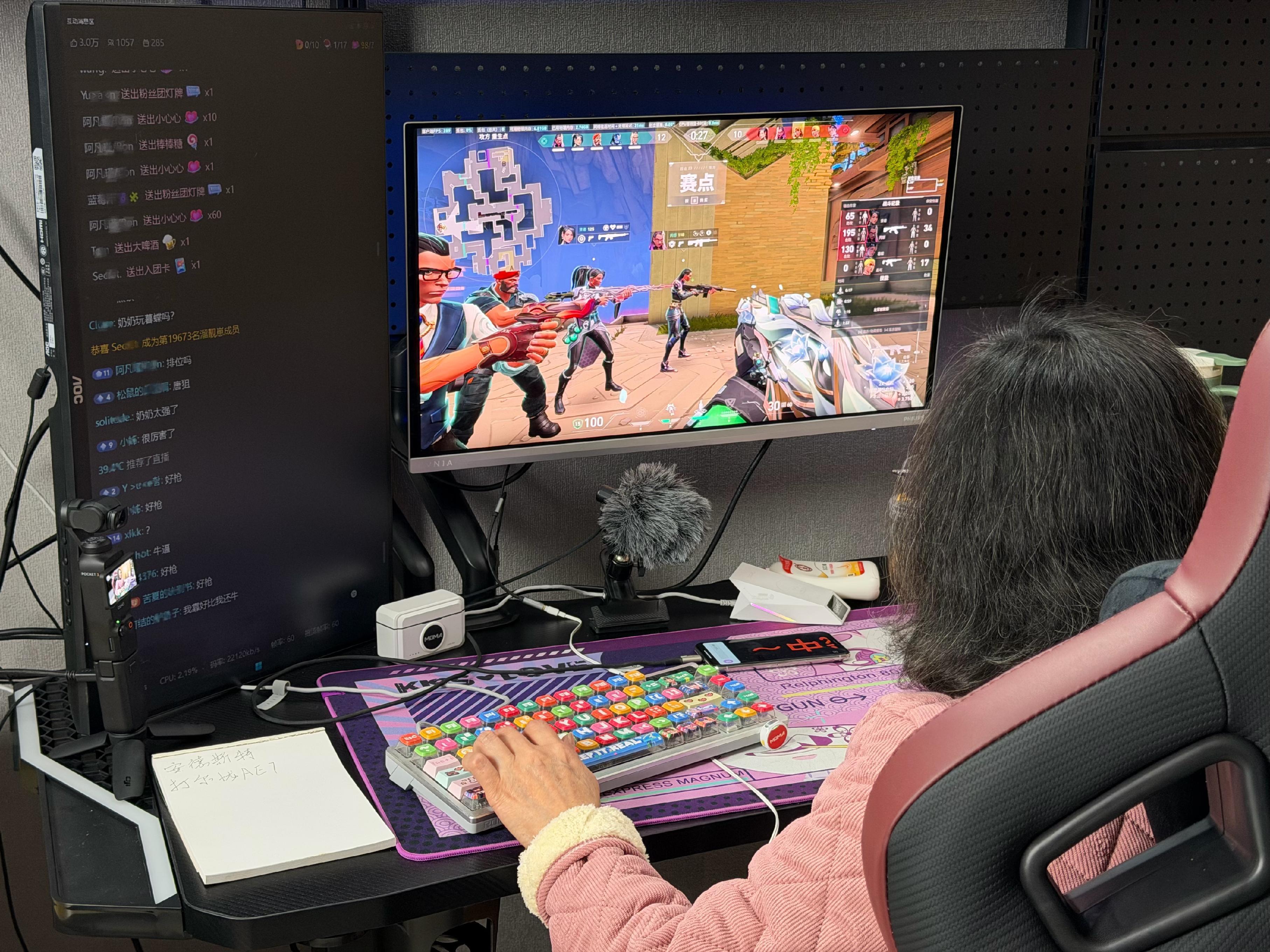 2026年1月23日,娟姨边打游戏边和直播间网友聊天(陈月芹/摄)