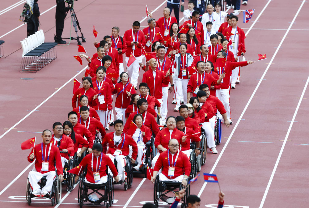 10月24日,中国体育代表团在闭幕式前入场。新华社记者 姚琪琳 摄