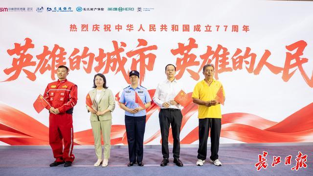 五位先进模范出席主题专列启动仪式。 记者陈亮 摄