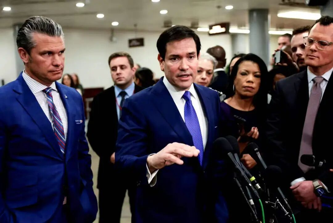 ◆2026年1月7日,鲁比奥(中)与国防部长赫格塞思向国会议员通报针对委内瑞拉附近疑似贩毒船只的军事打击情况。