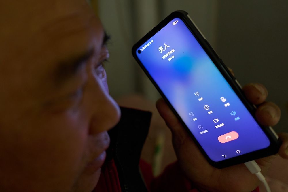 晚饭后，张小林给老伴打电话。