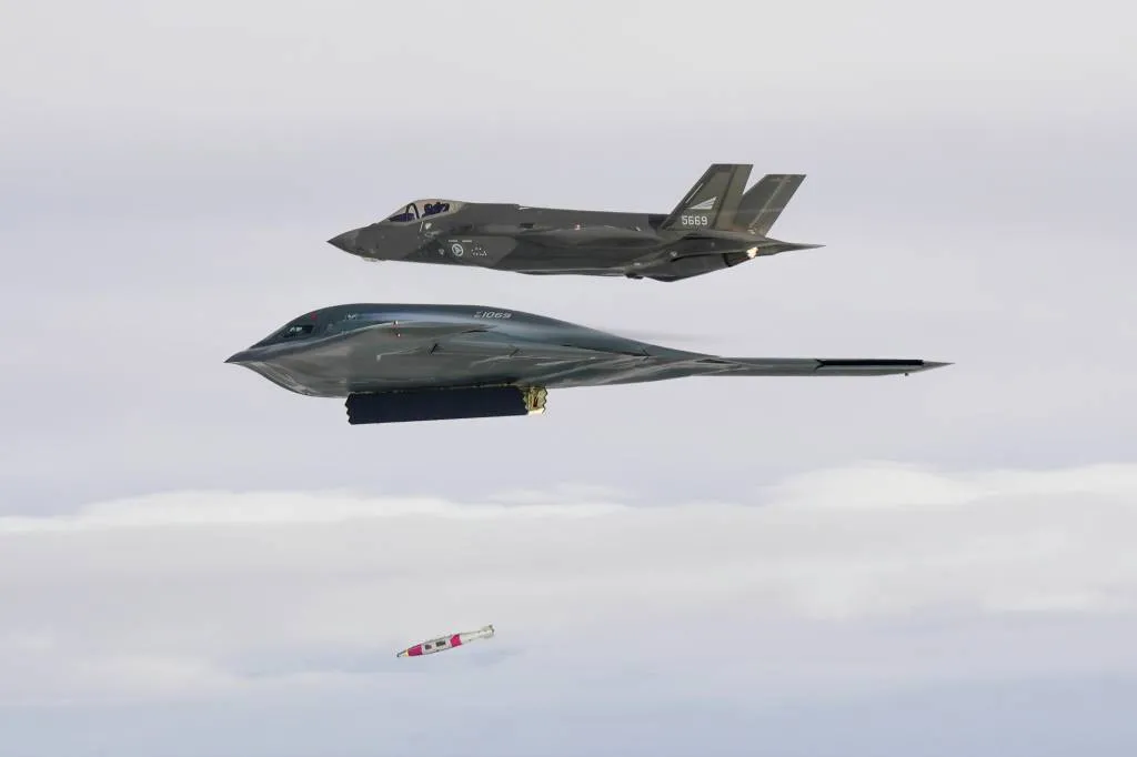 B-2发射“快沉”反舰制导炸弹