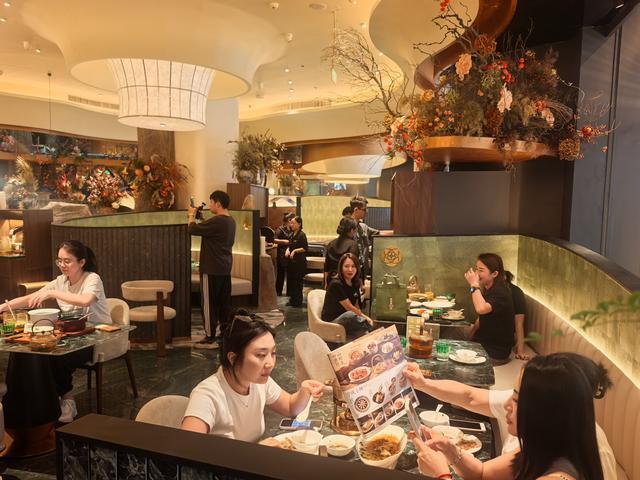 顾客在京宸里用餐。(莫璇摄)