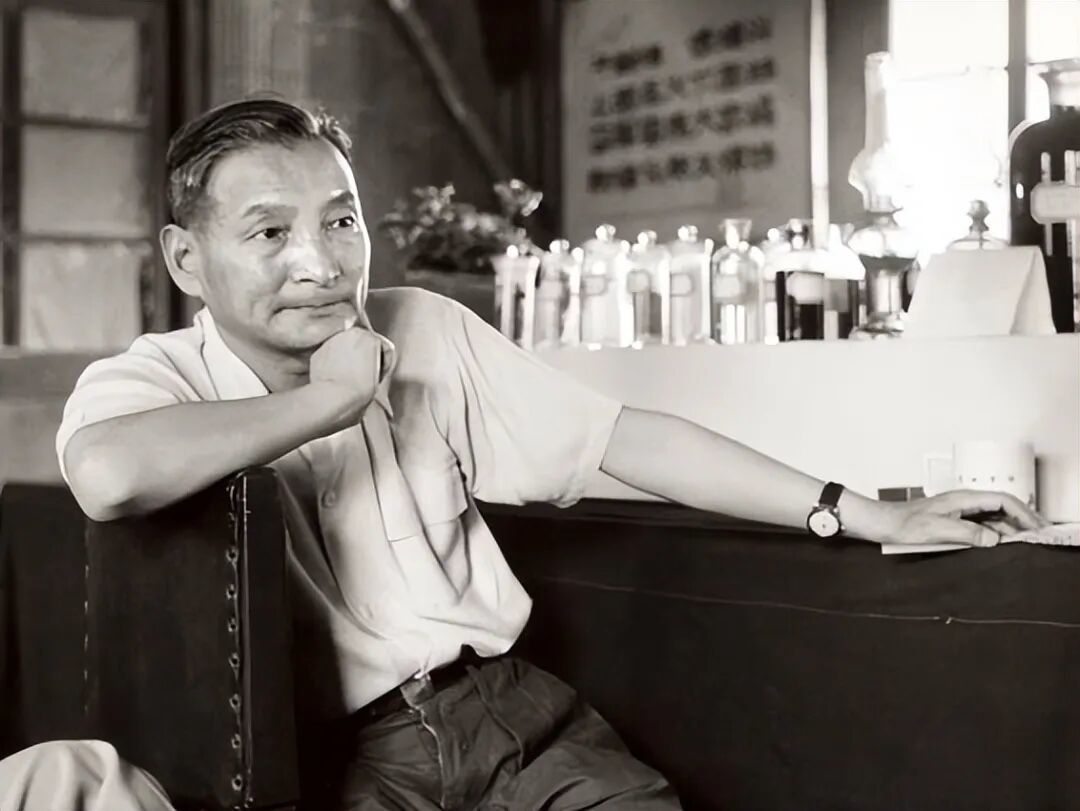 △1958年6月8日，陈云在北京听取对于石油发展情况的讲述。